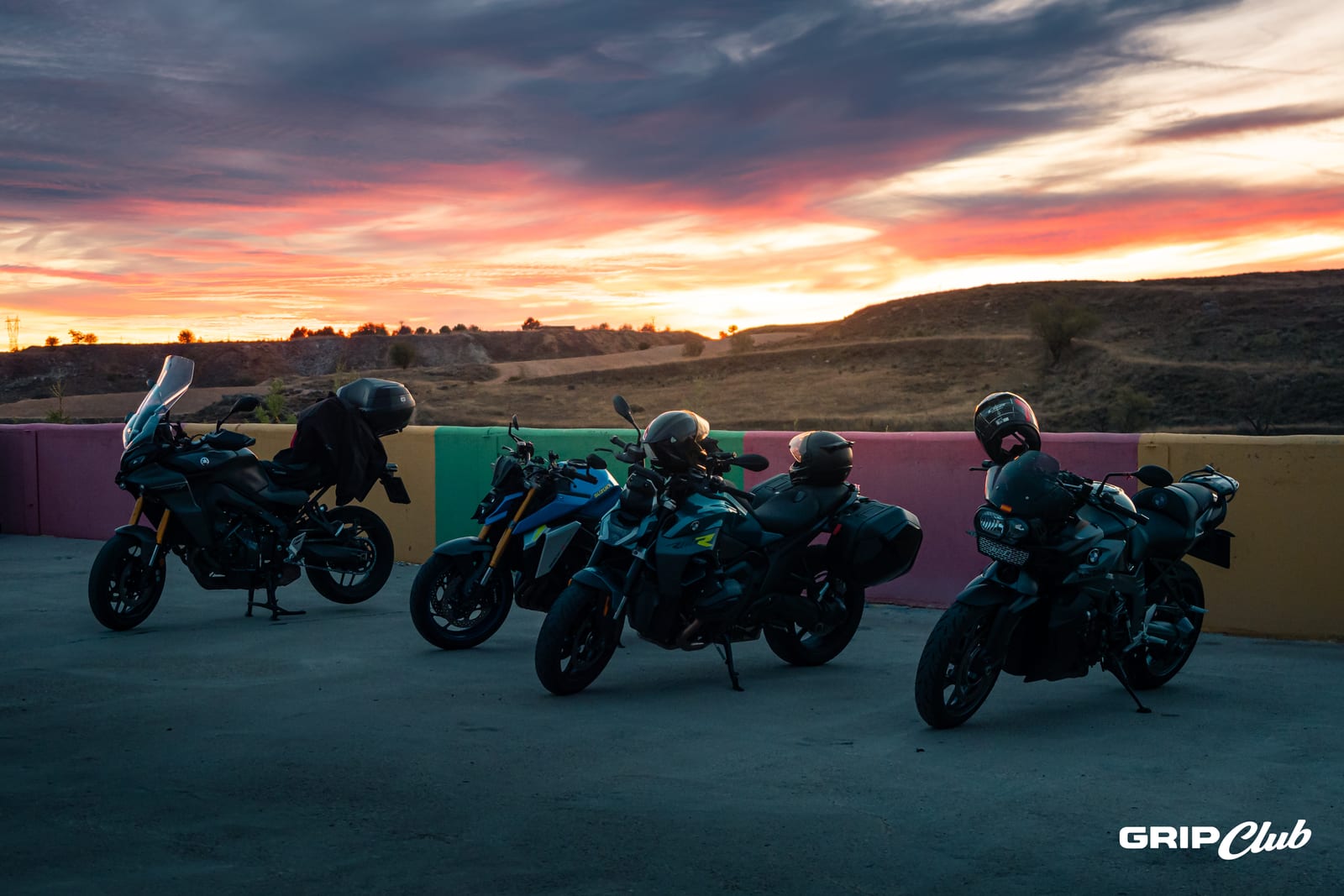 Amanecer sobre el Circuito DR7 con las primeras motos aparcadas en el paddock