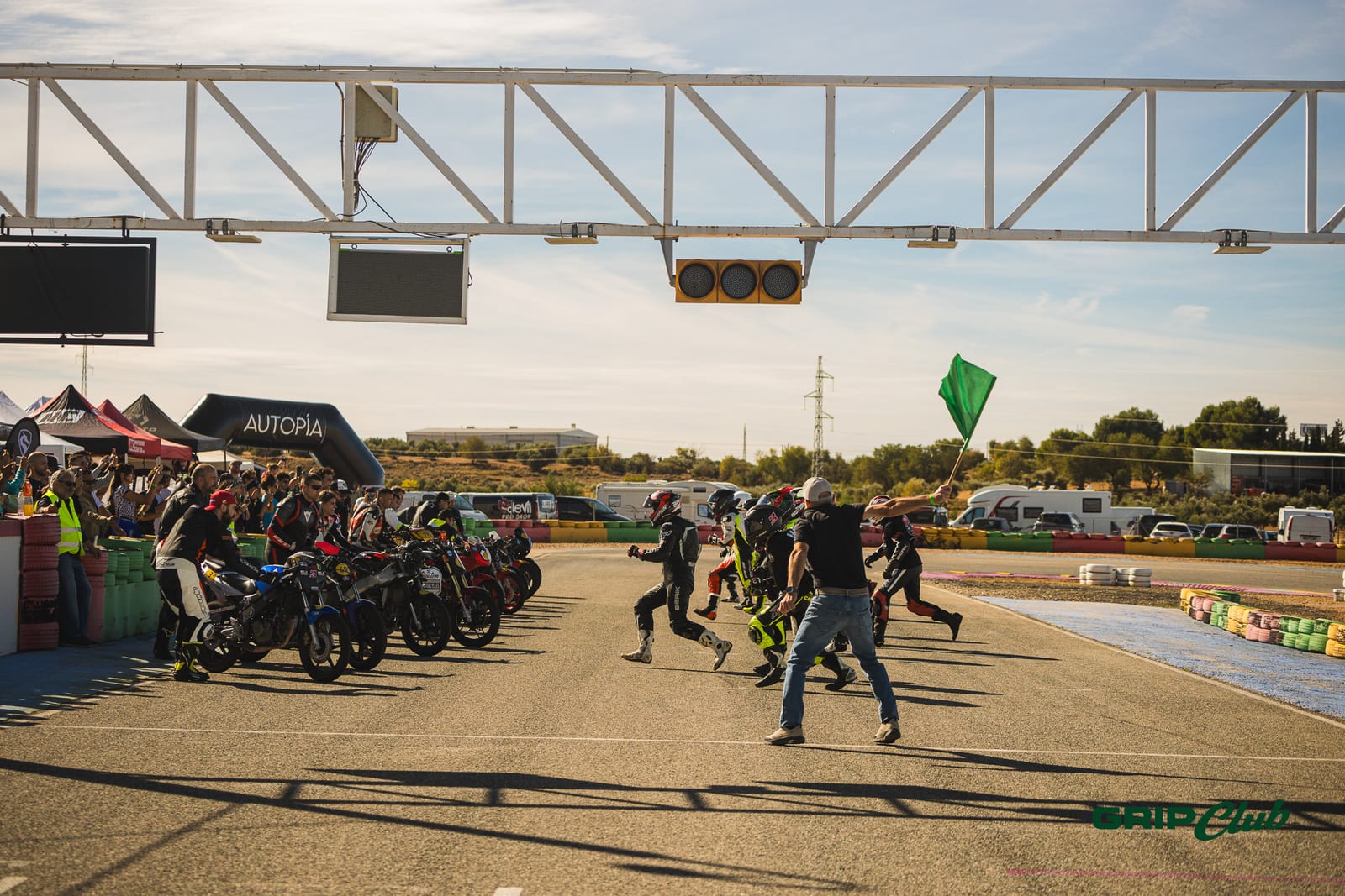 Salida estilo Le Mans: con la bandera verde, los pilotos corren hacia sus motos