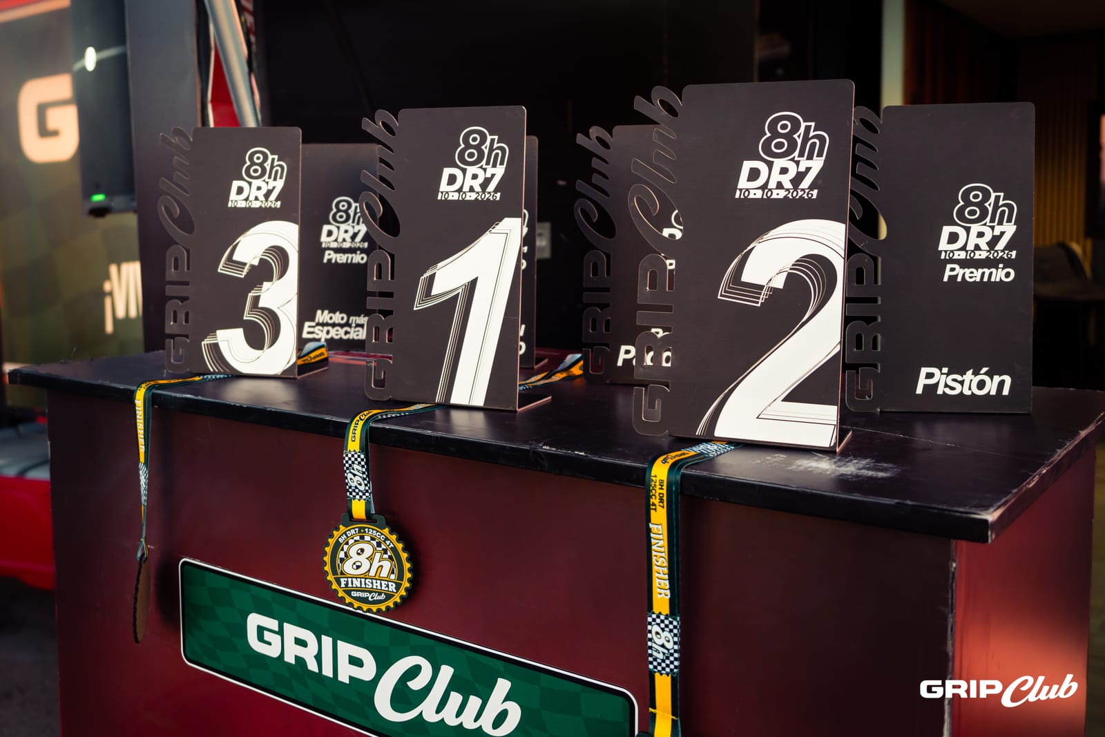 Los trofeos de las 8 Horas y la medalla de finisher, listos para la ceremonia