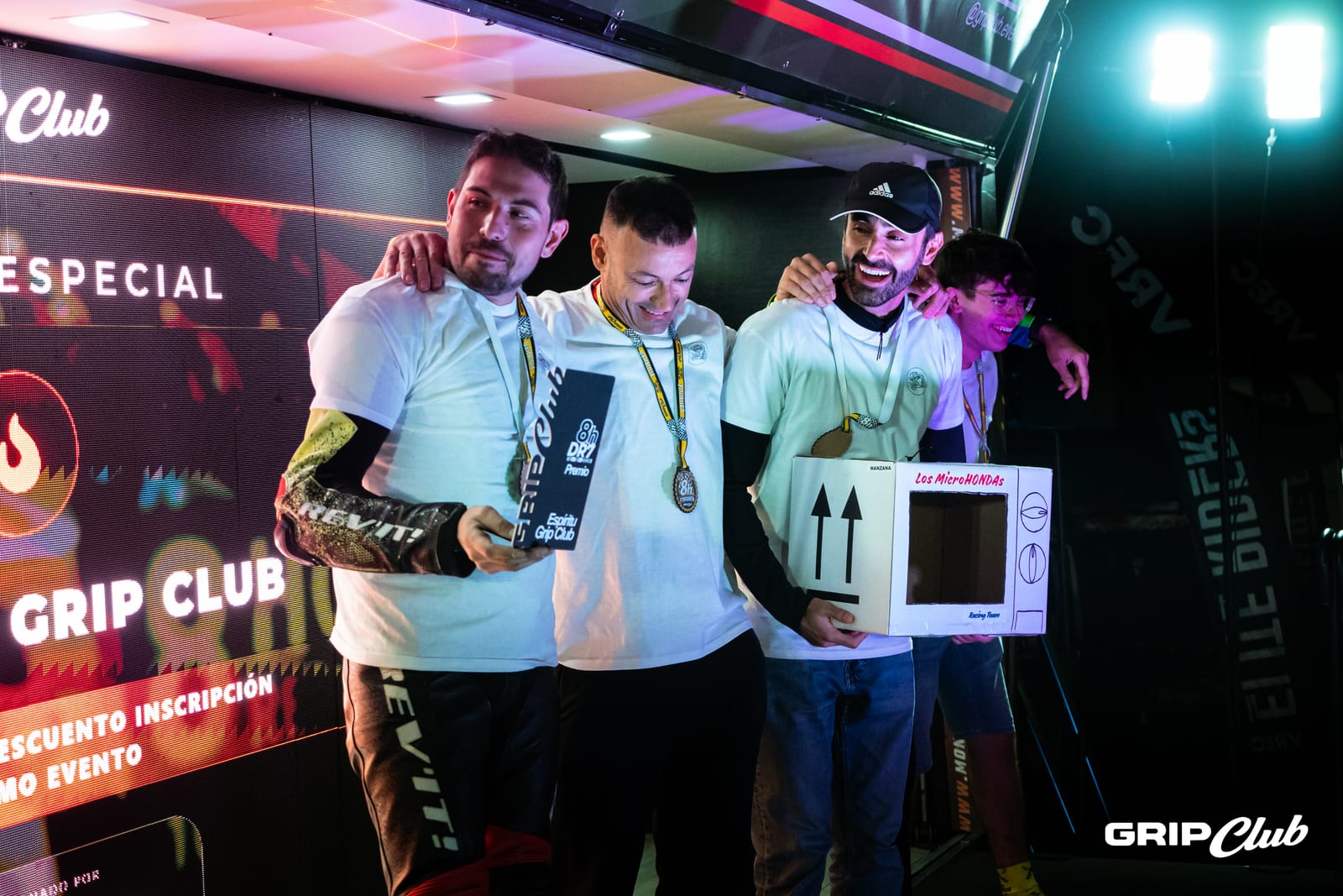 Entrega del premio especial «Espíritu Grip Club» en la ceremonia de la noche